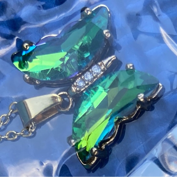 🦋NWT Beautiful Butterfly Crystal Necklaces’s-3 Pretty Colors-Sold Separately😊 - Picture 2 of 16